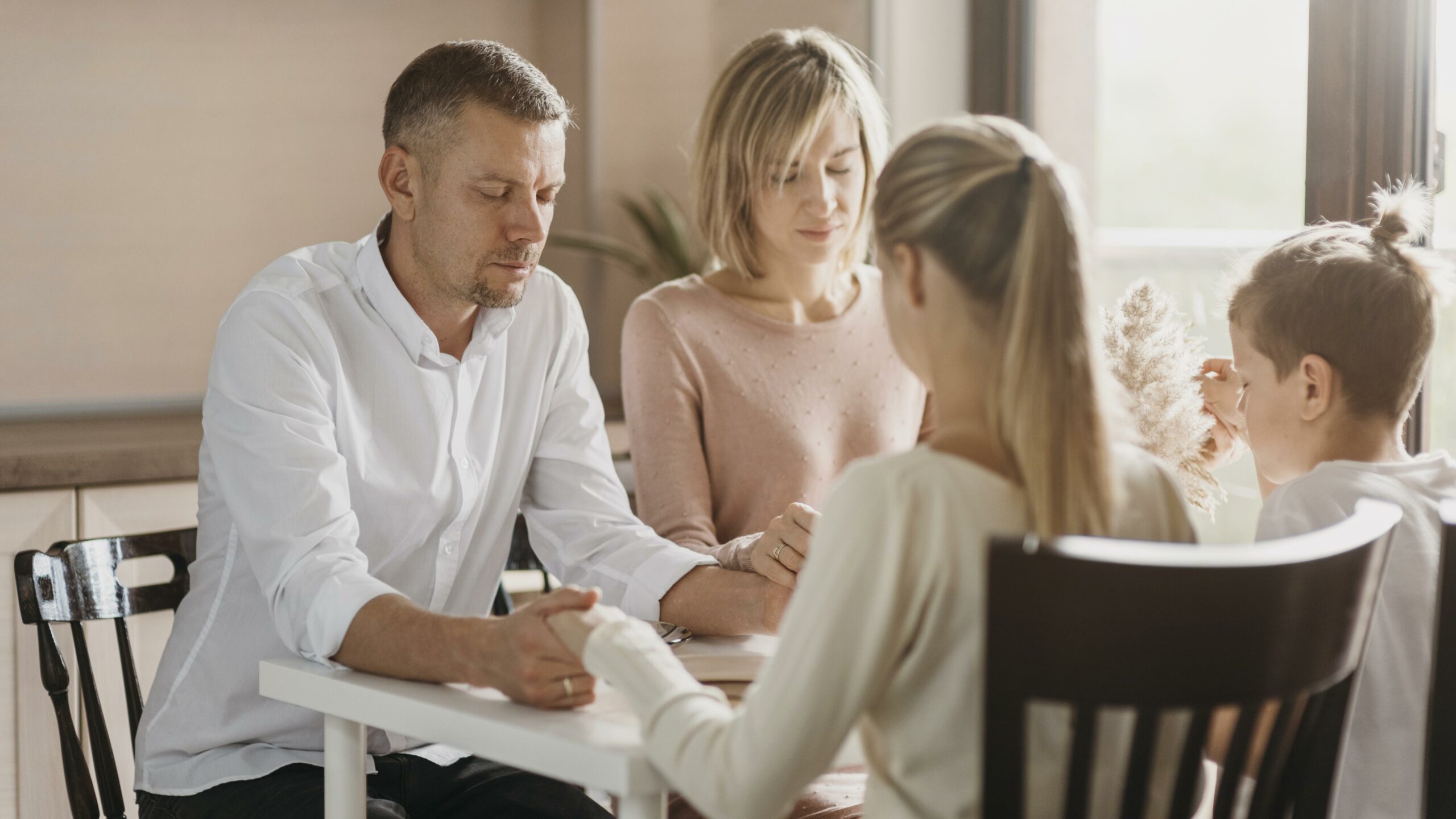 beautiful-family-praying-before-eating